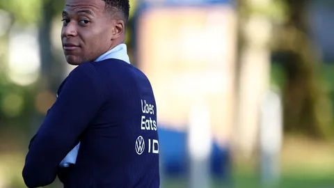 维金斯和李凯尔半场表现不佳，投篮命中率极低，半场仅得6分